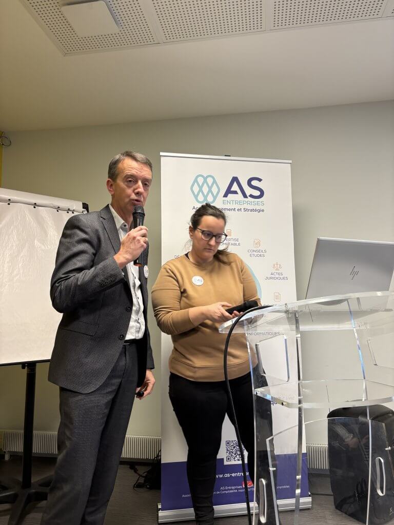 Pascal Billiard et Stéphanie Besnard (AS Entreprises) présentent la mise en place du dispositif de la facture électronique.